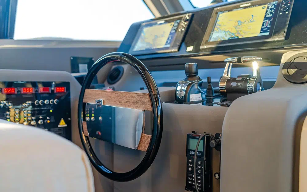 slider 16 Ferretti 550