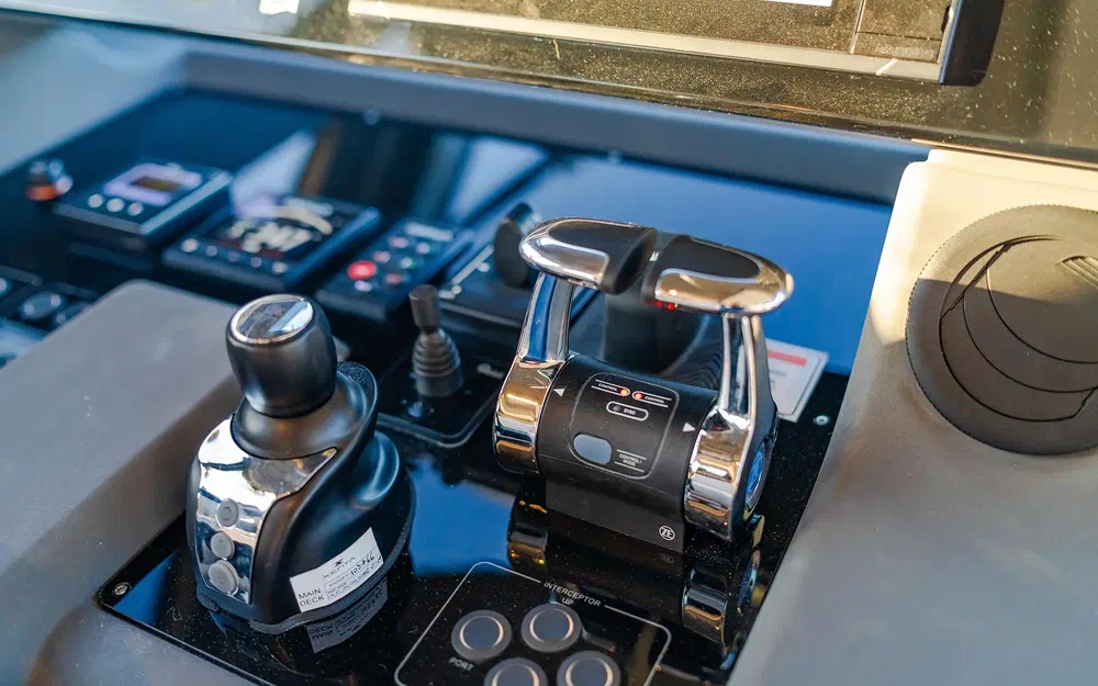 slider 17 Ferretti 550