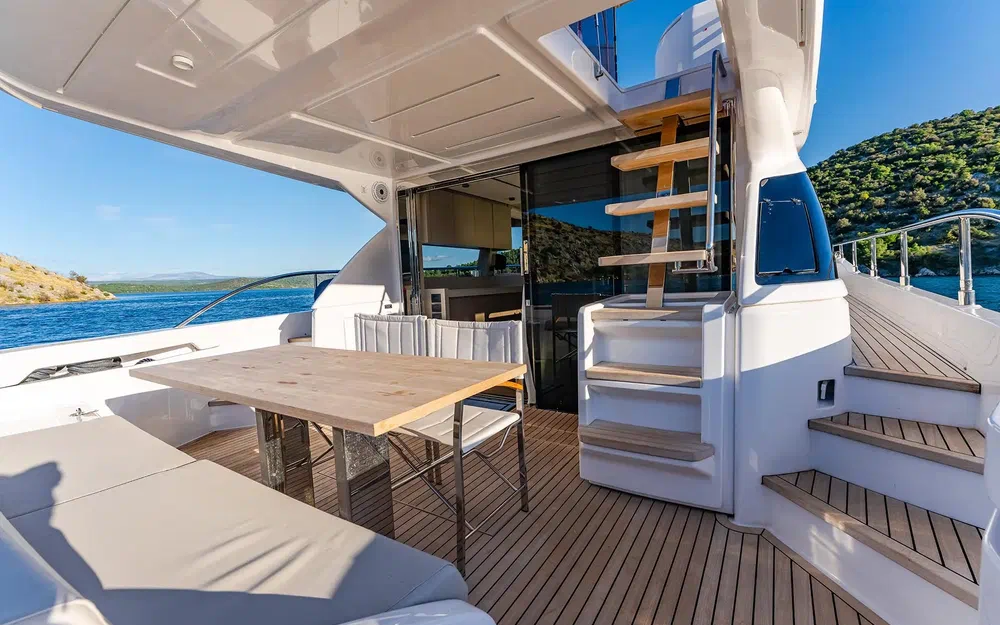 slider 5 Ferretti 550