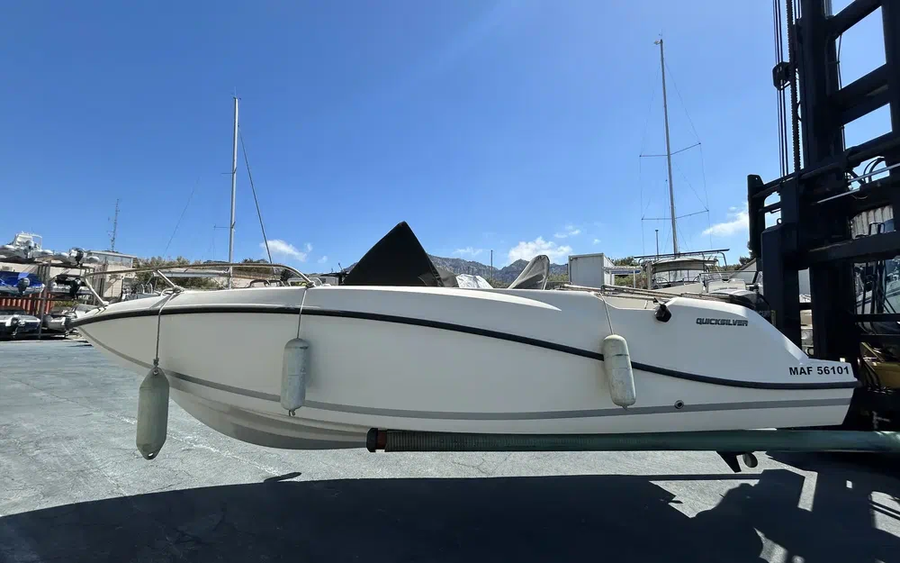 slider 1 Quicksilver 605 Sundeck