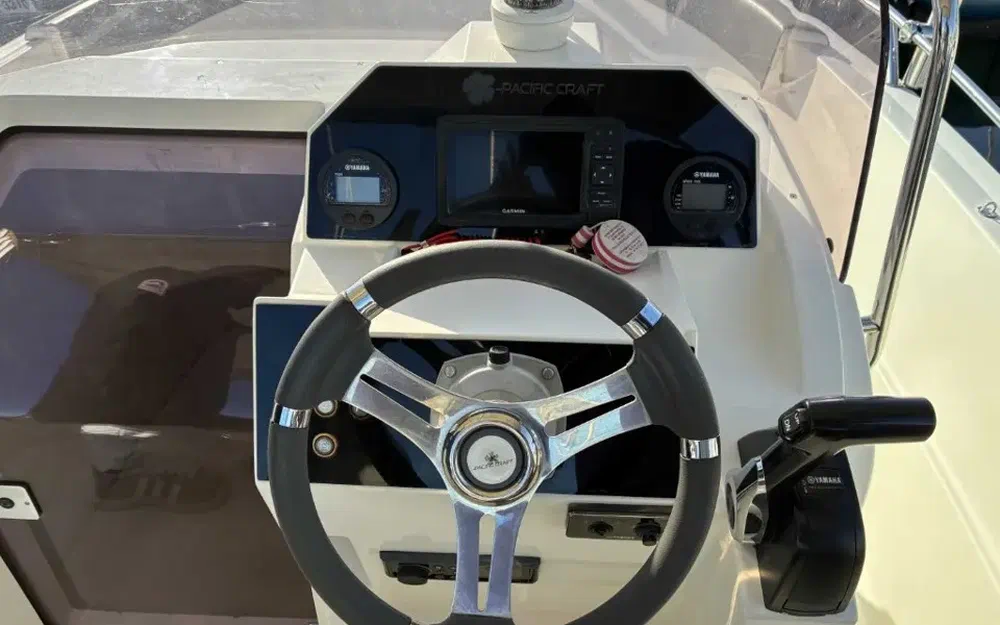 slider 8 Pacific Craft 625 Open