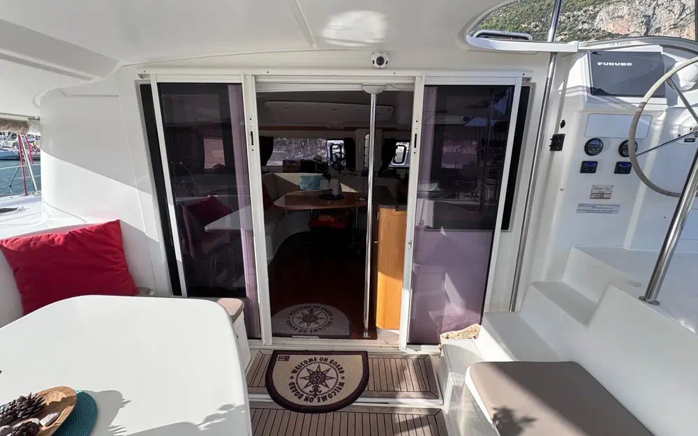 slider 11 Fountaine Pajot Orana 44