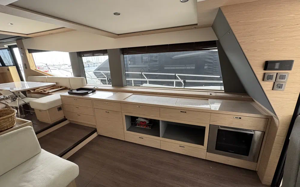 slider 9 Beneteau Grand Trawler 62