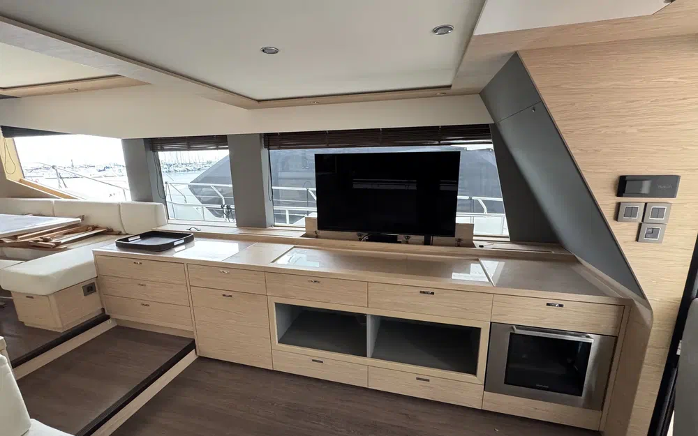 slider 11 Beneteau Grand Trawler 62