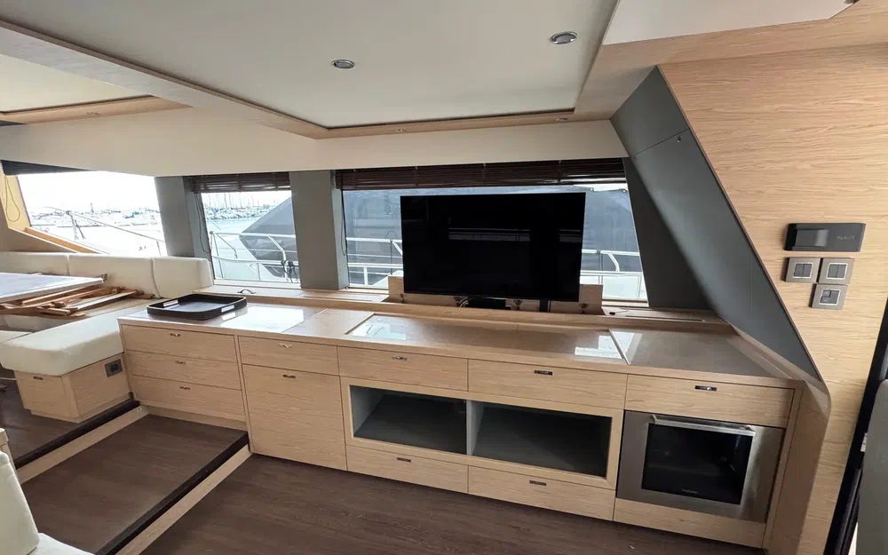 slider 12 Beneteau Grand Trawler 62