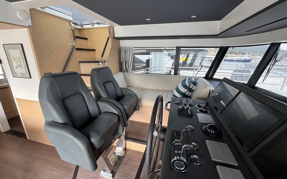 slider 22 Beneteau Grand Trawler 62