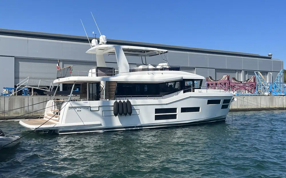 slider 2 Beneteau Grand Trawler 62