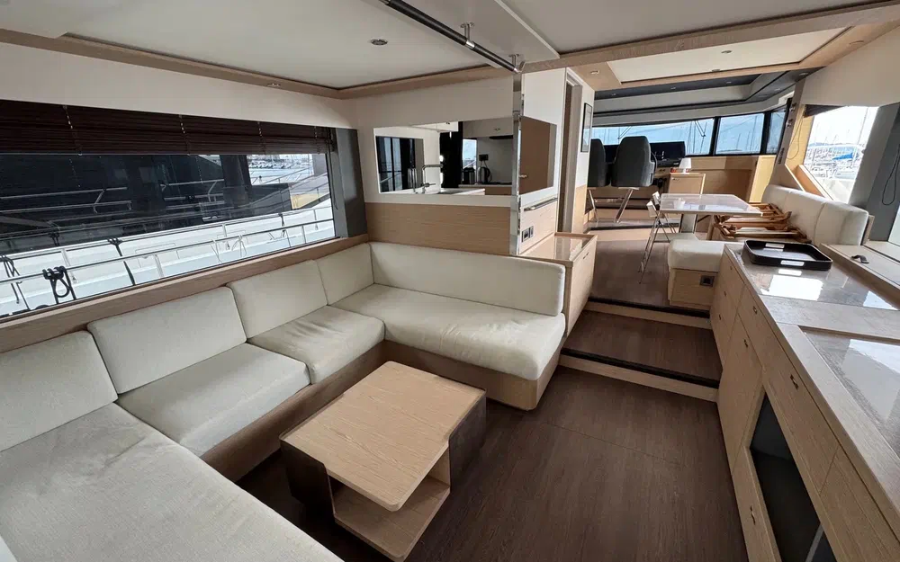 slider 8 Beneteau Grand Trawler 62