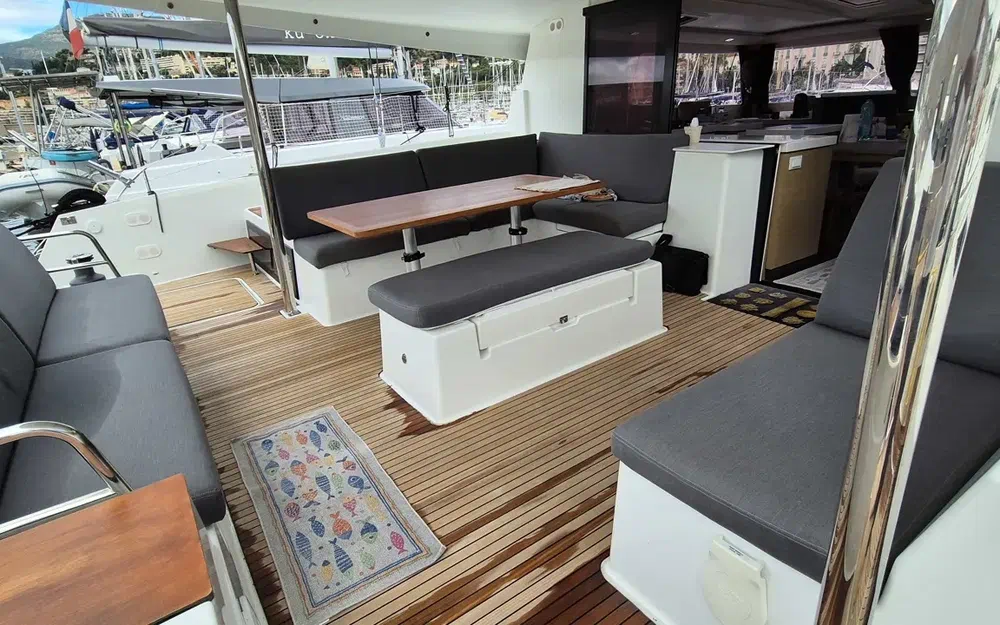 slider 2 Fountaine Pajot Saona 47