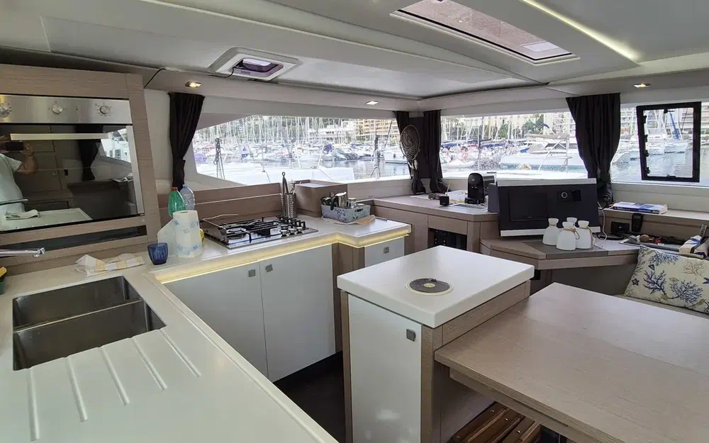 slider 7 Fountaine Pajot Saona 47
