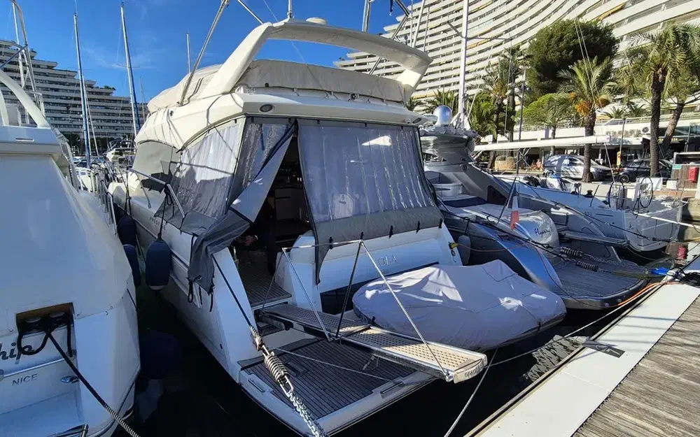 slider 1 Prestige Yachts 460 Fly