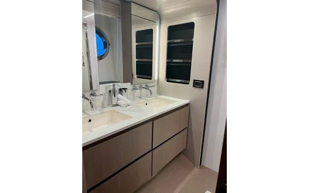 slider 6 Azimut 72 flybridge