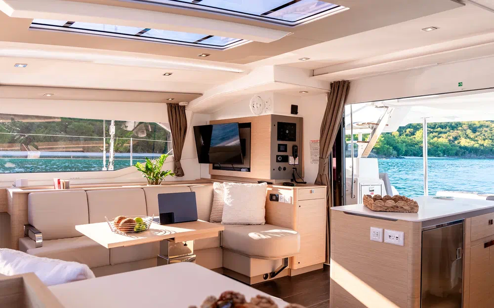 slider 11 Fountaine Pajot Aura 51