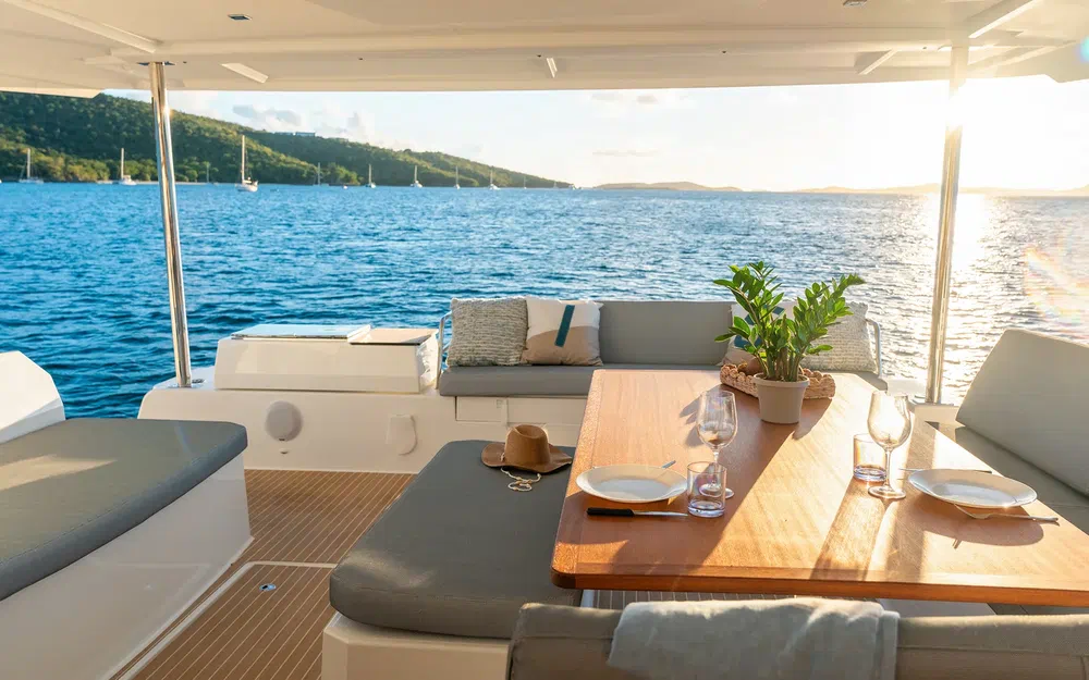slider 7 Fountaine Pajot Aura 51