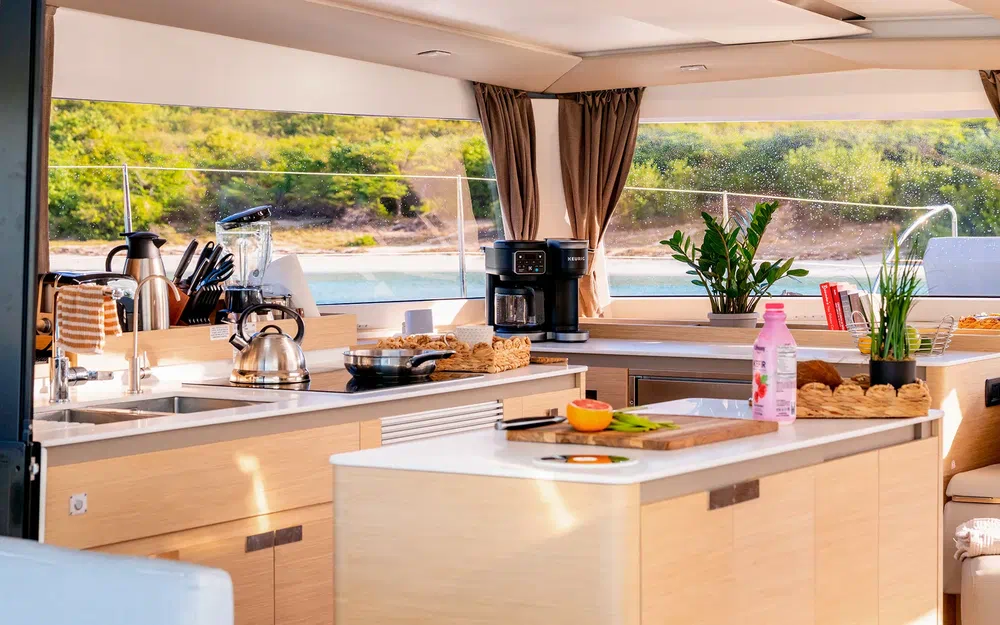 slider 9 Fountaine Pajot Aura 51
