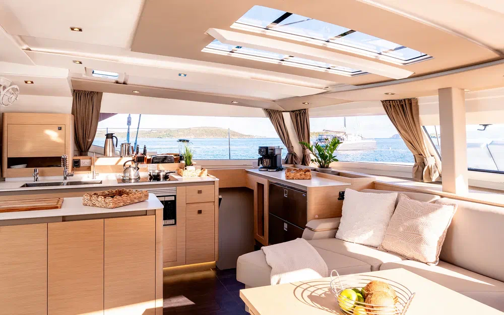 slider 10 Fountaine Pajot Aura 51
