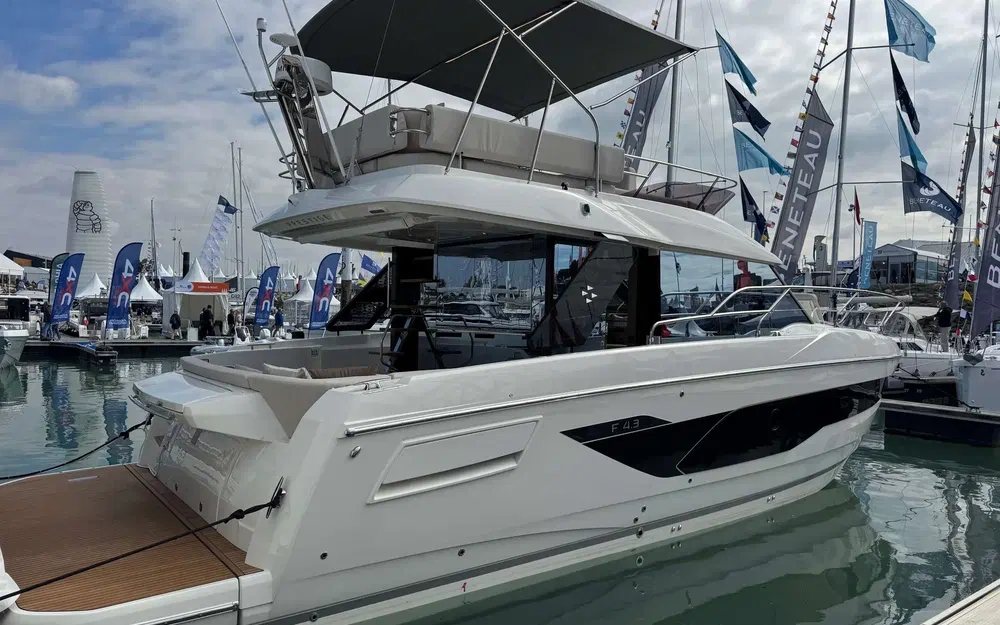 slider 1 Prestige Yachts F4.3
