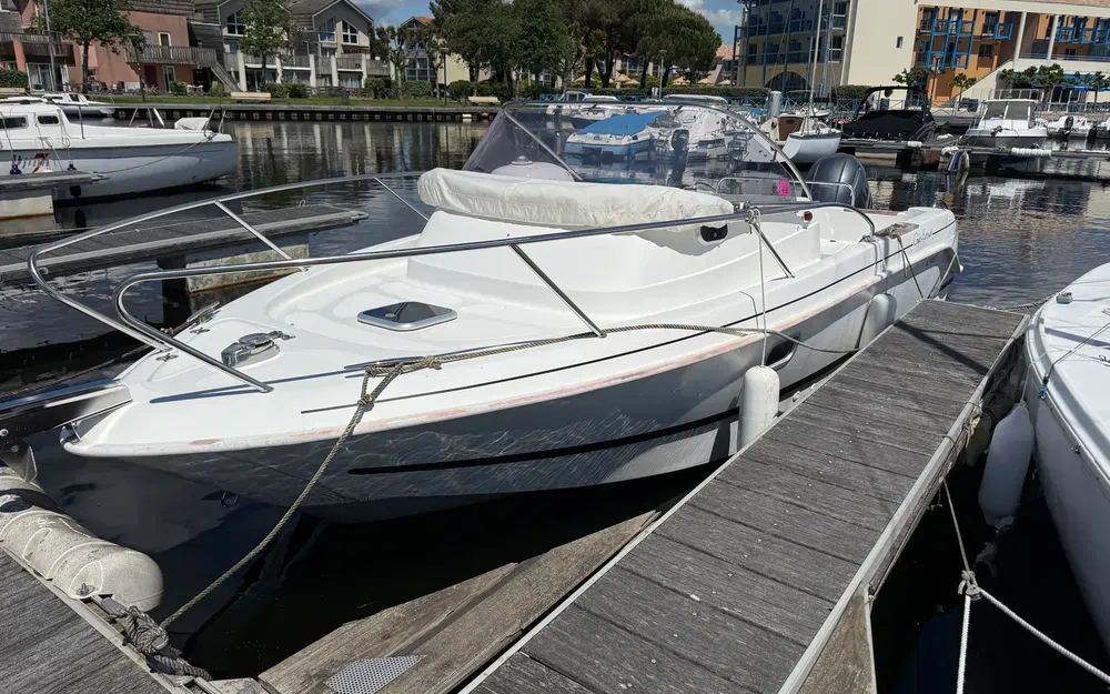 slider 1 B2 Marine 652 Cabine cruiser Dark Line