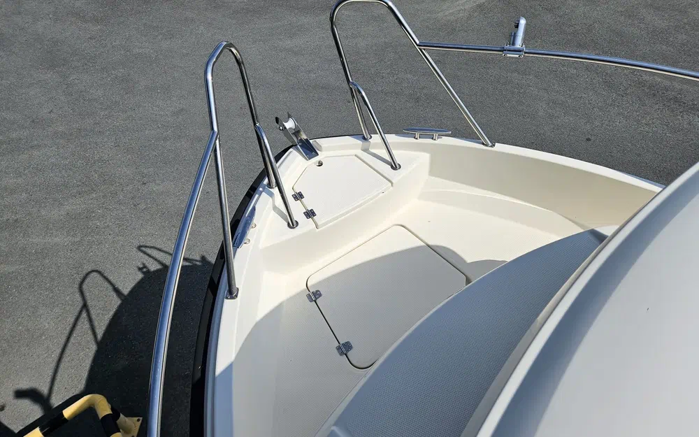 slider 10 Parker 660 Pilothouse