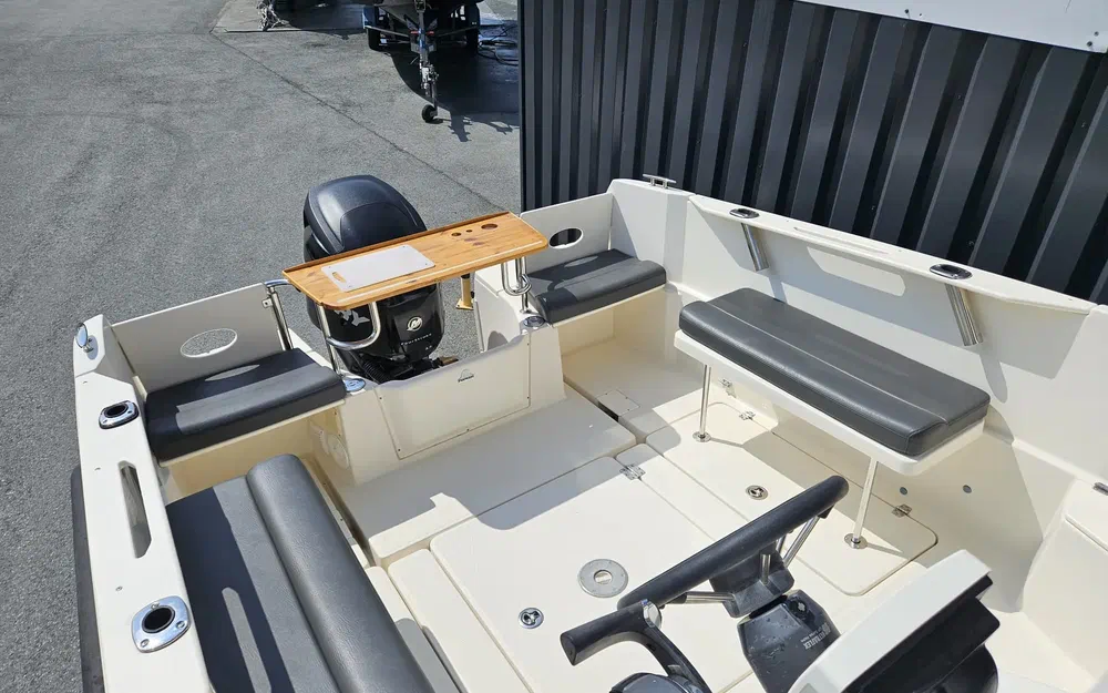 slider 12 Parker 660 Pilothouse