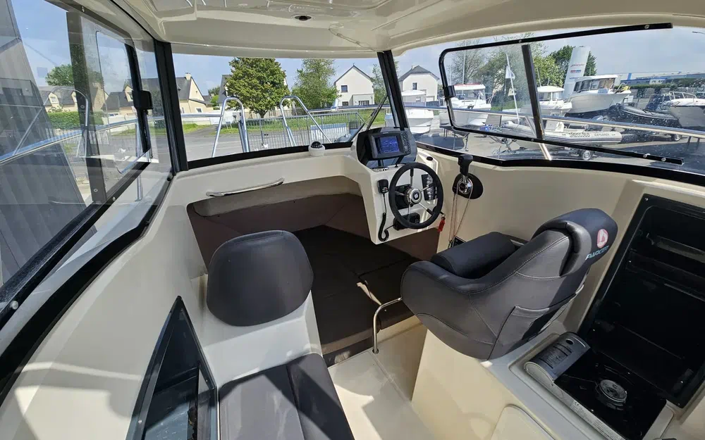 slider 15 Parker 660 Pilothouse