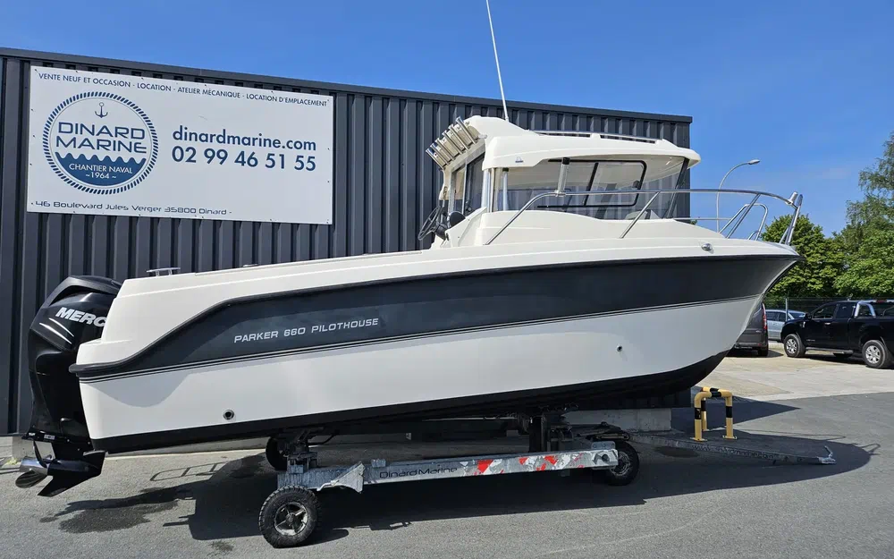 slider 0 Parker 660 Pilothouse