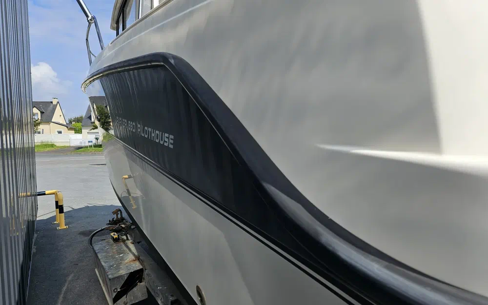 slider 3 Parker 660 Pilothouse