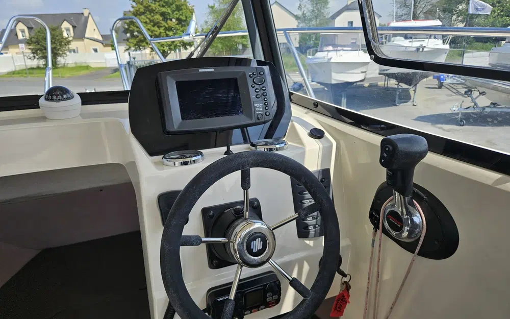 slider 5 Parker 660 Pilothouse