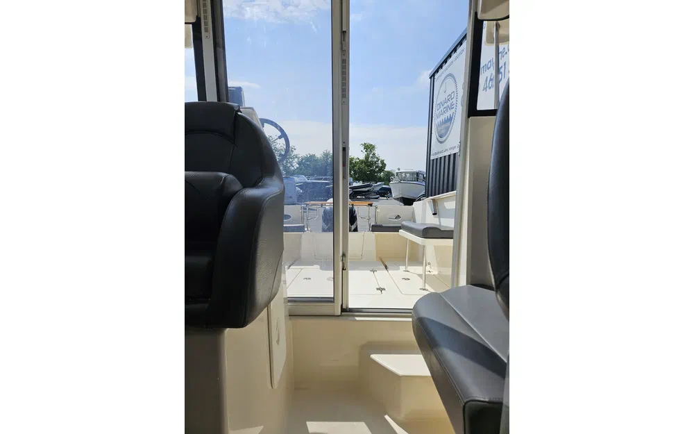 slider 6 Parker 660 Pilothouse
