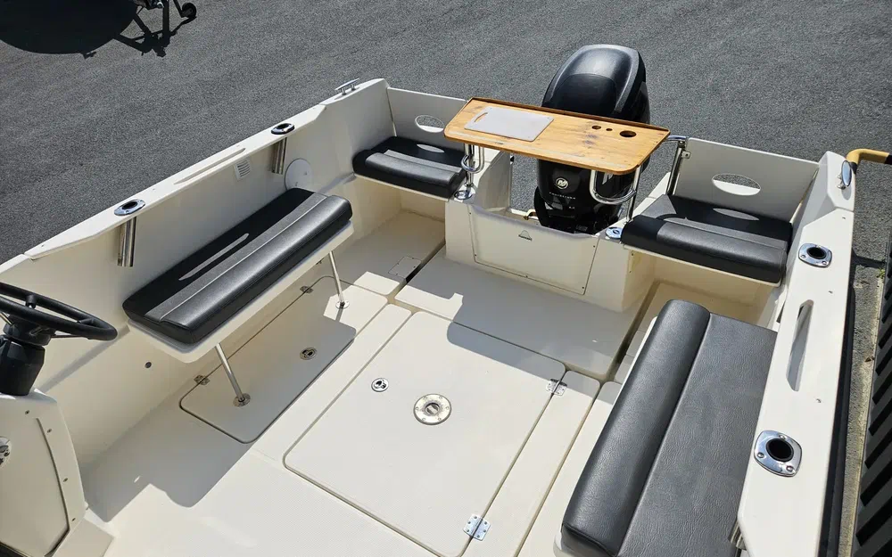 slider 7 Parker 660 Pilothouse