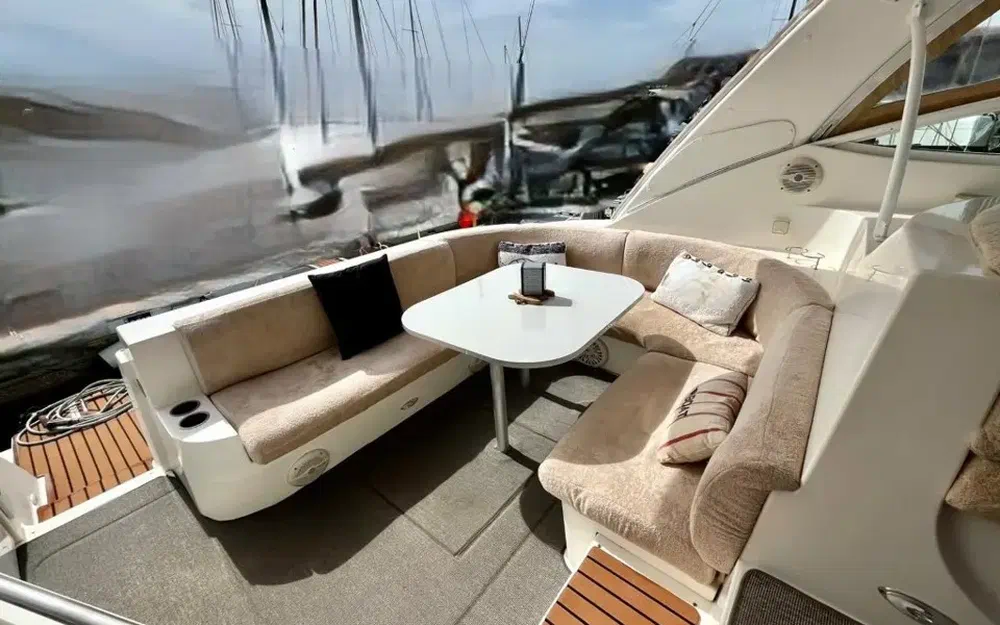 slider 1 Cruisers Yachts 440 Express