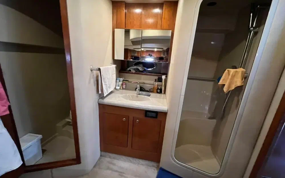 slider 5 Cruisers Yachts 440 Express