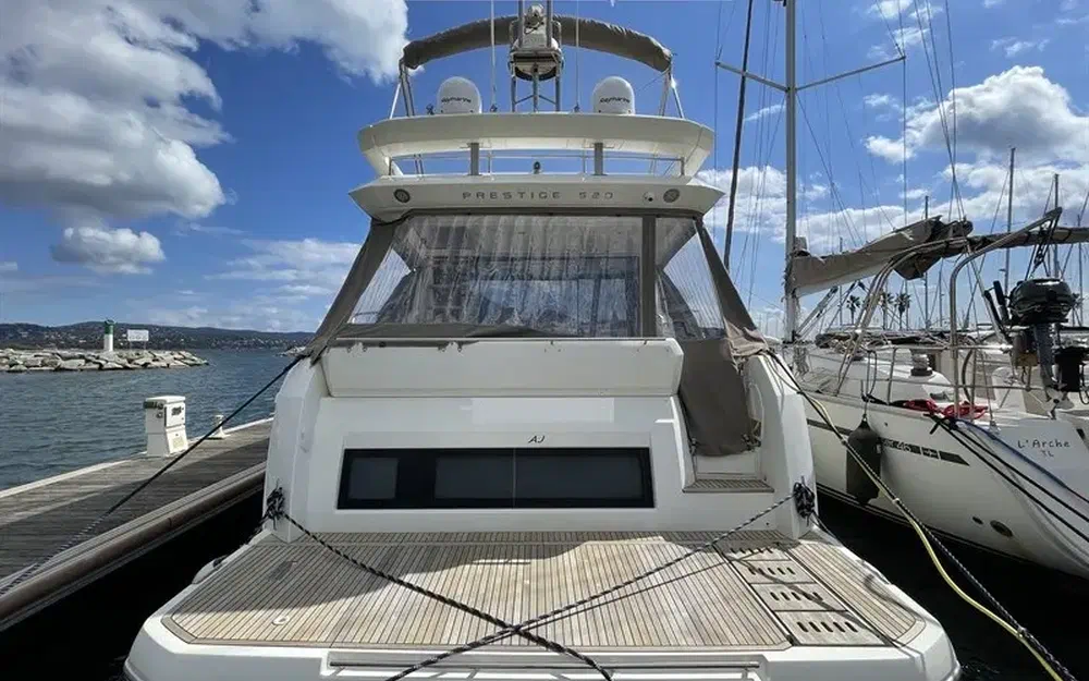 slider 0 Prestige Yachts 520 Fly