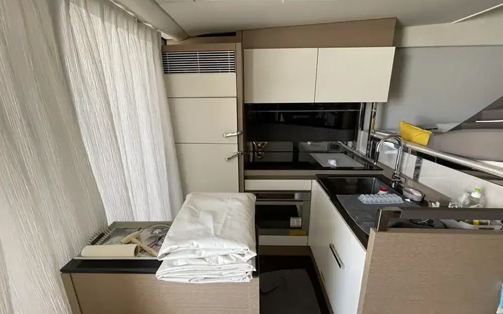 slider 9 Prestige Yachts 520 Fly