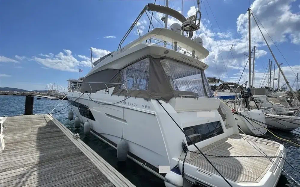 slider 1 Prestige Yachts 520 Fly