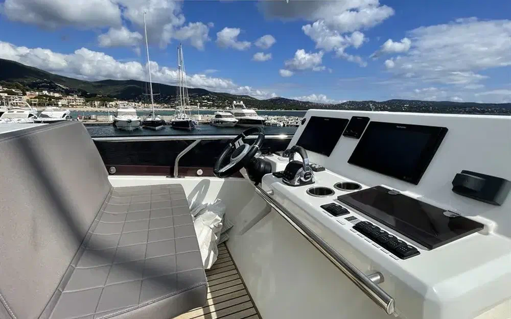 slider 2 Prestige Yachts 520 Fly