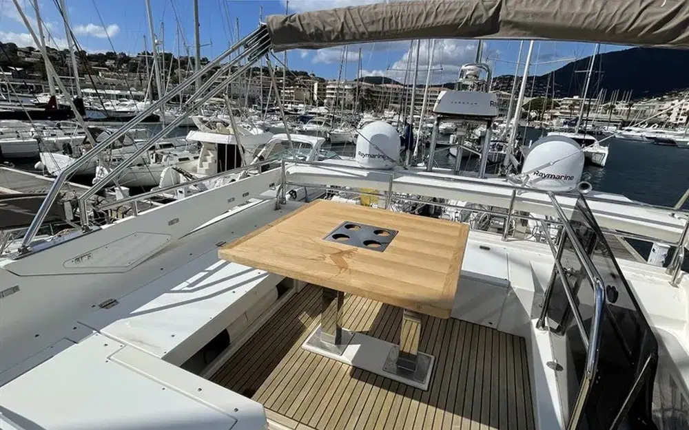 slider 3 Prestige Yachts 520 Fly