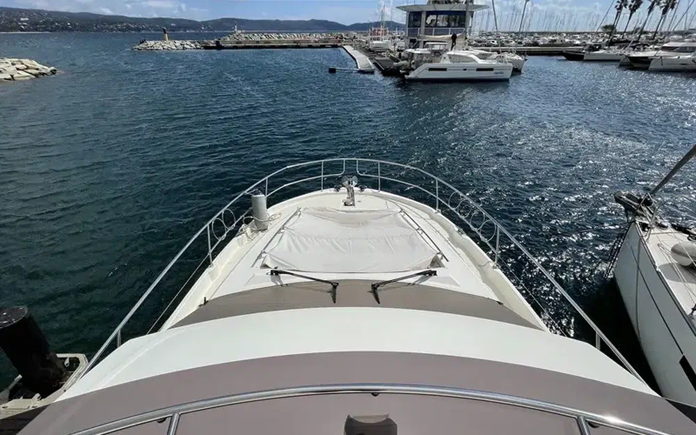 slider 4 Prestige Yachts 520 Fly