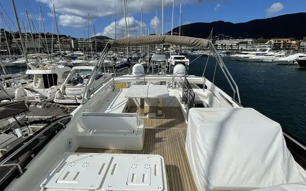 slider 5 Prestige Yachts 520 Fly