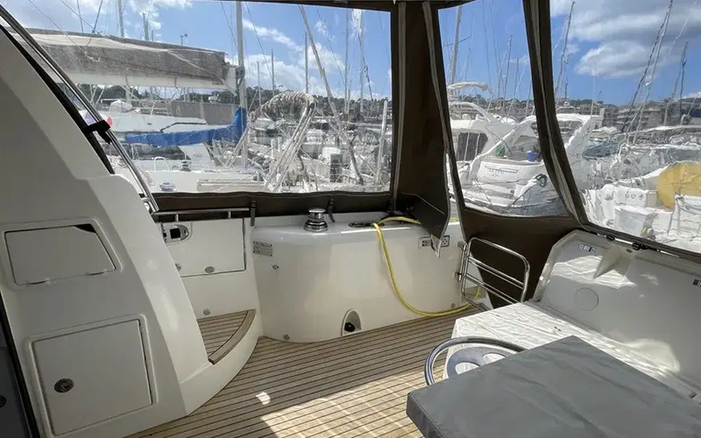 slider 6 Prestige Yachts 520 Fly