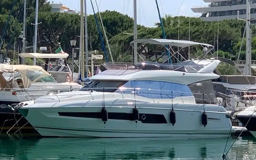 slider 1 Prestige Yachts 460 Fly
