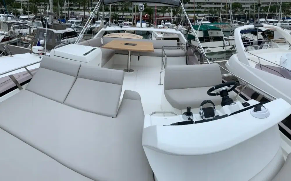 slider 4 Prestige Yachts 460 Fly