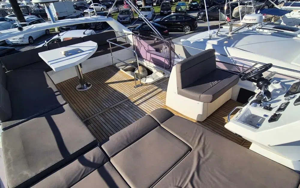 slider 10 Prestige Yachts 460 Fly