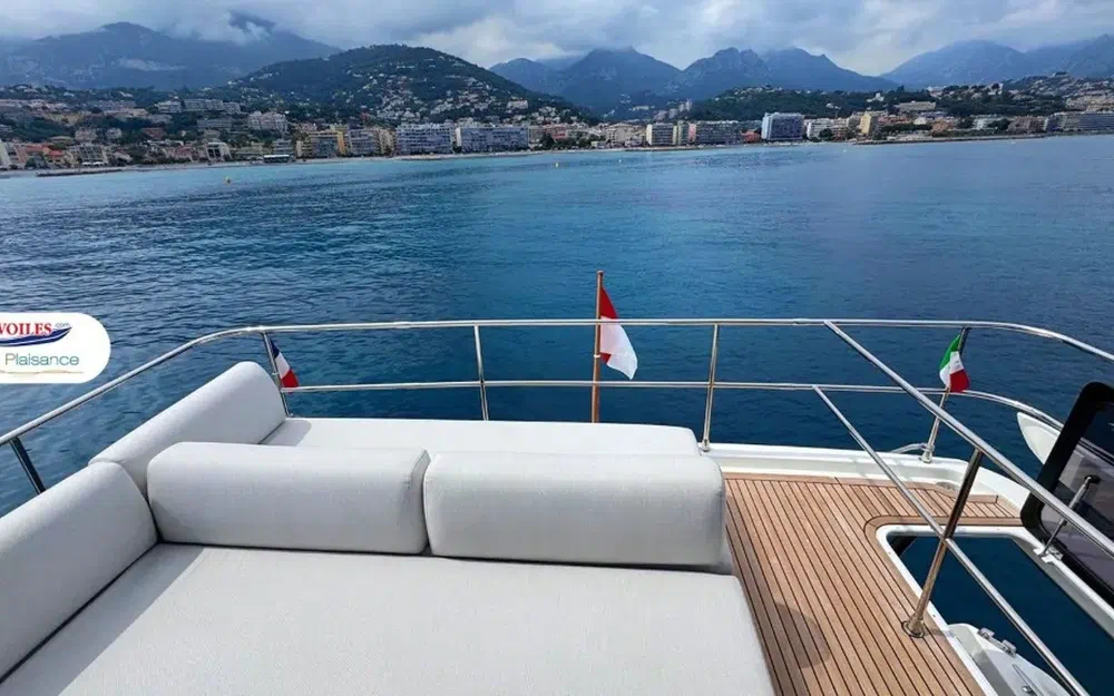 slider 10 Prestige Yachts M48