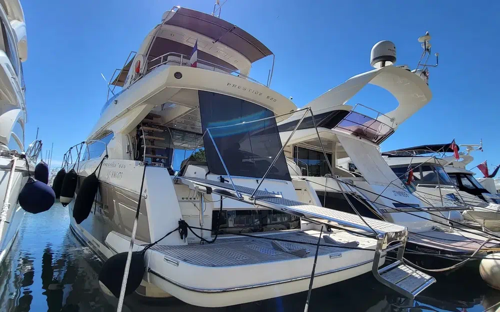 slider 1 Prestige Yachts 620 S