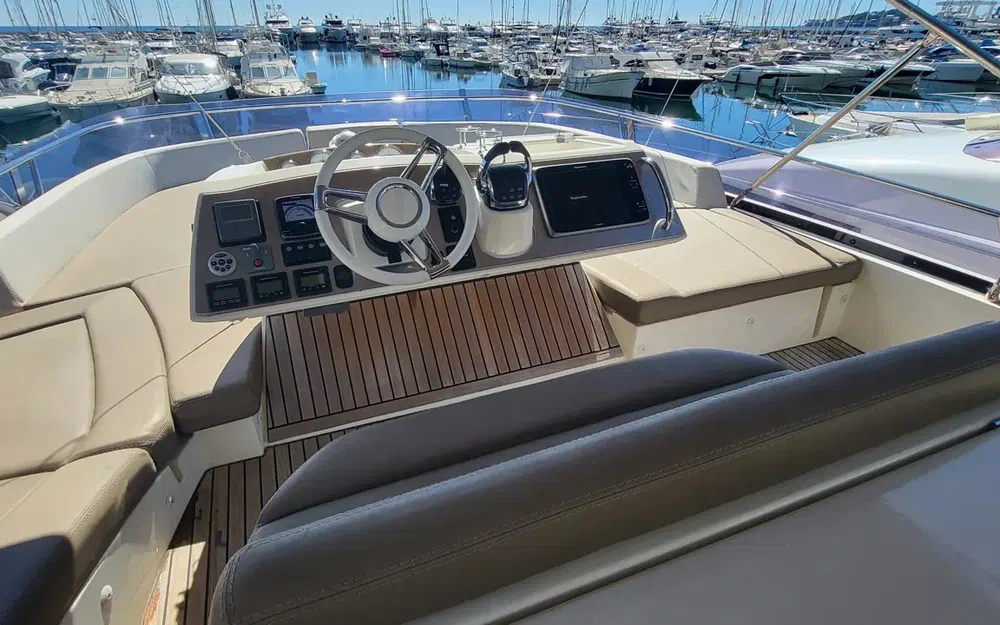 slider 4 Prestige Yachts 620 S