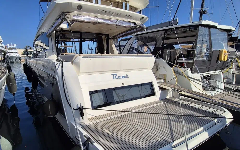 slider 0 Prestige Yachts 520 Fly