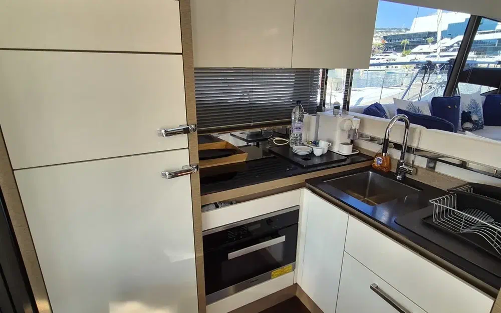 slider 10 Prestige Yachts 520 Fly