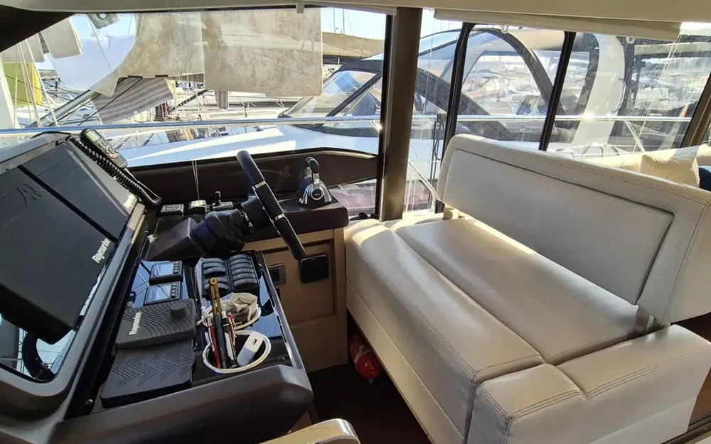 slider 13 Prestige Yachts 520 Fly