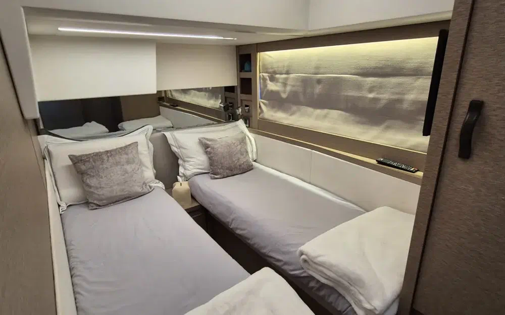slider 16 Prestige Yachts 520 Fly